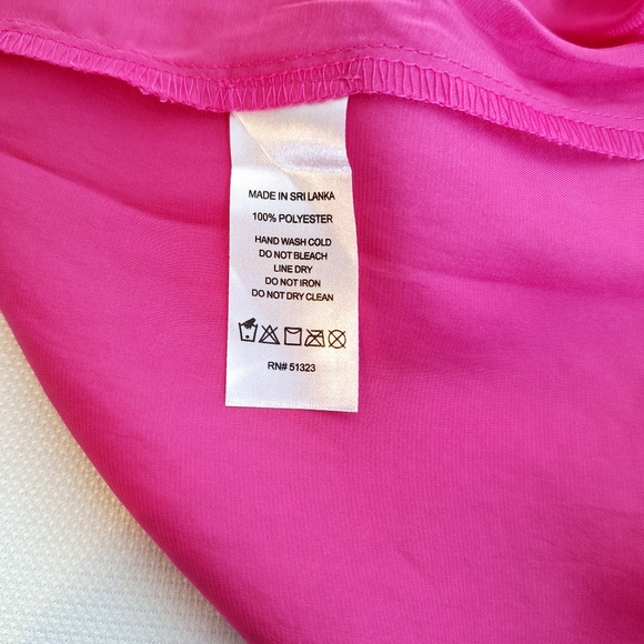 NWT Vince Camuto brand "The  Berry Shiney" V-neck pullover blouse size medium. - Picture 7 of 10